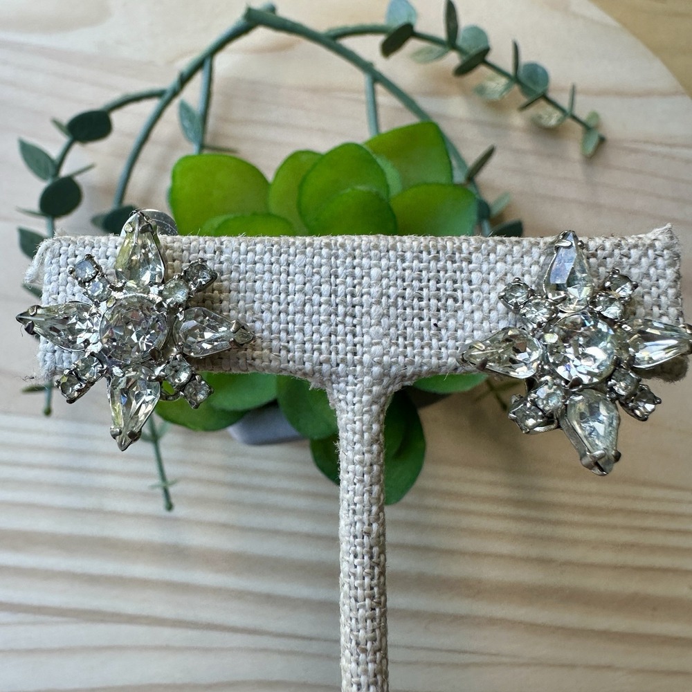 Vintage Kramer Starburst Clip Earrings 1 Inch Clear Crystal‎ Rhinestones Elegant